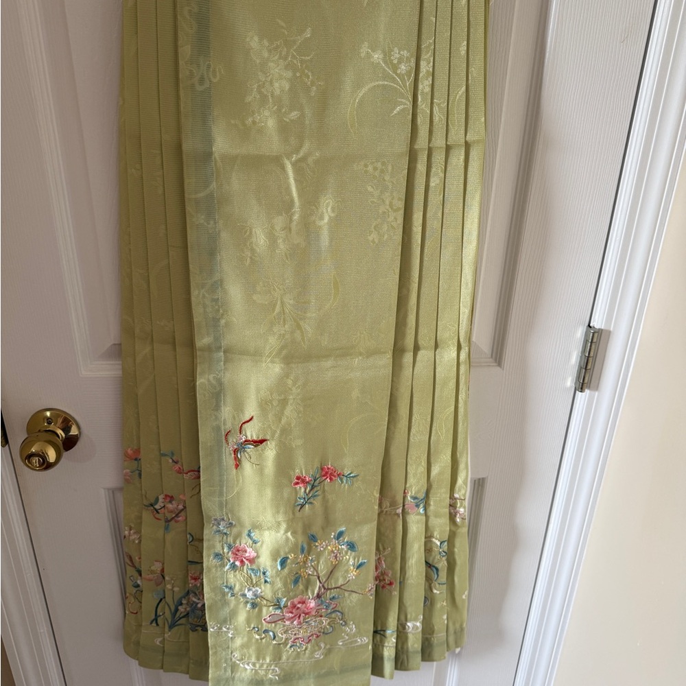 Elegant Floral Embroidered Hanfu Skirt - Green